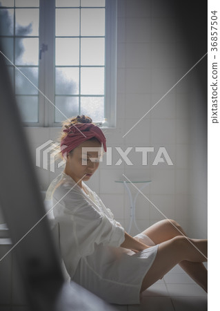 Woman relaxing in the bathroom 36857504
