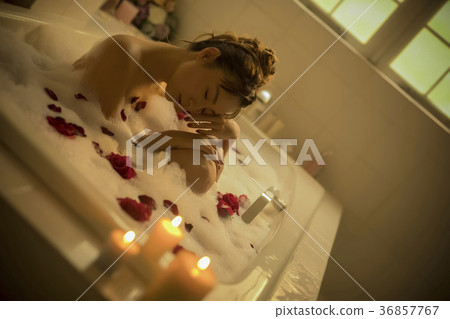 Elegant bath time 36857767