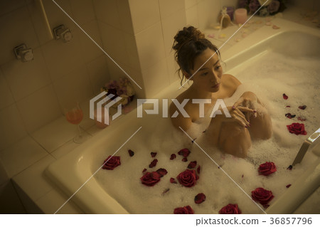 Elegant bath time 36857796