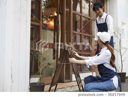 工作人員準備開一家咖啡館 36857949