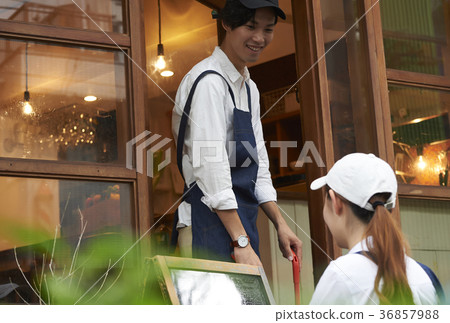 工作人員準備開一家咖啡館 工作人員準備開一家咖啡館 36857988