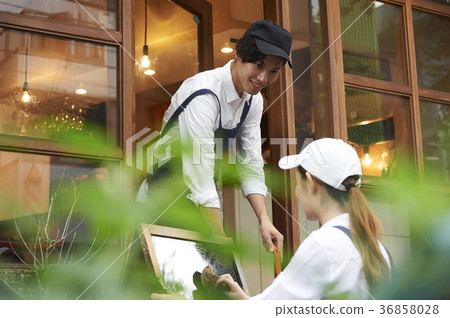 工作人員準備開一家咖啡館 工作人員準備開一家咖啡館 36858028