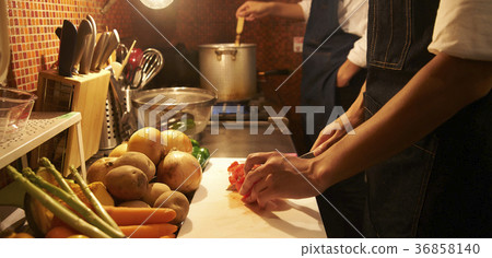 工作人員在咖啡館廚房做飯 36858140