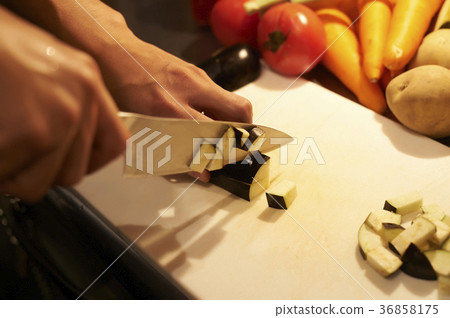 工作人員在咖啡館廚房做飯 36858175