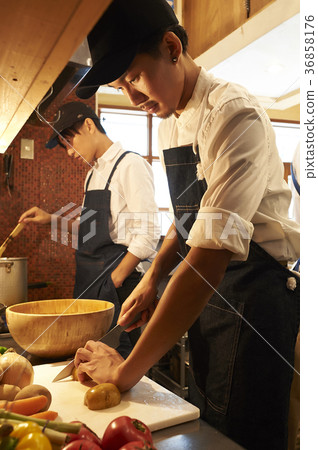 工作人員在咖啡館廚房做飯 工作人員在咖啡館廚房做飯 36858176