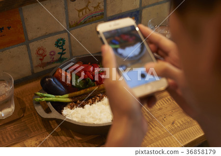 男子用智能手機拍攝食物 男子用智能手機拍攝食物 36858179