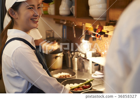 咖啡廳廚房工作人員烹 36858327
