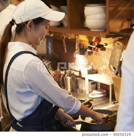 咖啡廳廚房工作人員烹 咖啡廳廚房工作人員烹 36858329