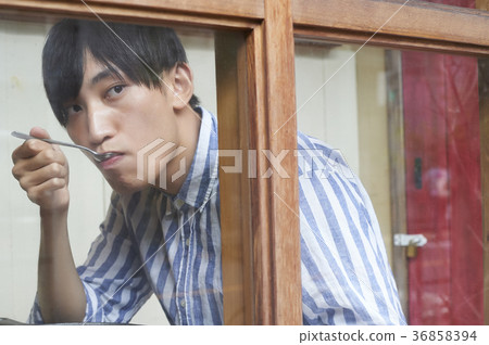 Men eating curry 36858394