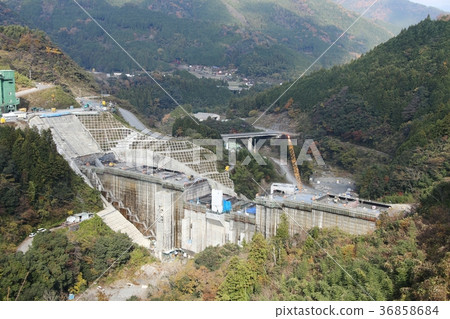 大壩正在建設中 36858684