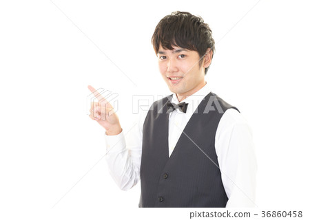 一位指示的微笑服務員 一位指示的微笑服務員 36860458