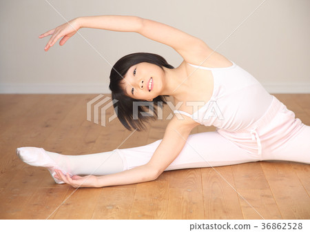 Children doing stretching 36862528