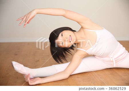 Children doing stretching 36862529