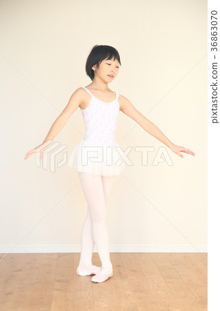 Children practicing ballet 36863070