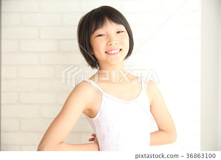 孩子們練習芭蕾舞 孩子們練習芭蕾舞 36863100