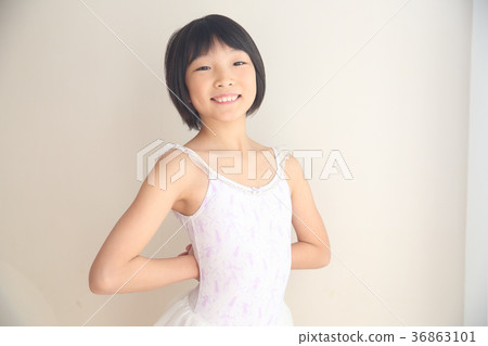 孩子們練習芭蕾舞 孩子們練習芭蕾舞 36863101