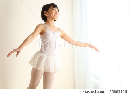 Children practicing ballet 36863126