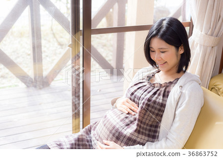 Pregnant woman 36863752