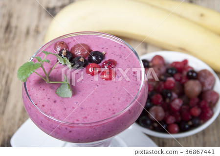 Berry smoothie with yogurt Berry smoothie with yogurt 36867441