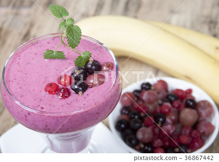 Berry smoothie with yogurt Berry smoothie with yogurt 36867442