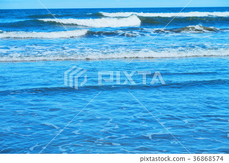 Scenery of the Highness Beach of Kujukurihama, Chiba Prefecture (blue sky, clouds, waves, sandy beach) 36868574