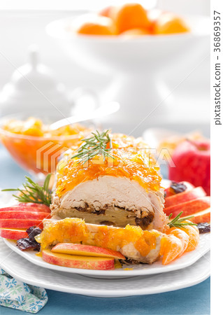 Meat loaf stuffed with apples and plums Meat loaf stuffed with apples and plums 36869357