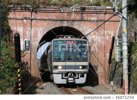 同誌社前站附近的天花板河隧道和片町線的207系列 36871259