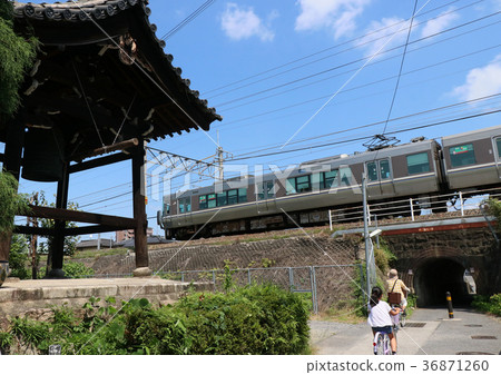 寺鐘樓和火車 寺鐘樓和火車 36871260