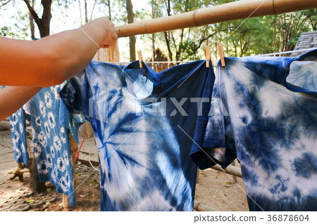 Dyeing shirts by using an indigo. 36878604