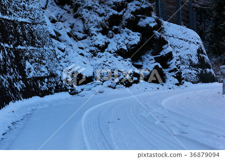 Frozen road Frozen road 36879094