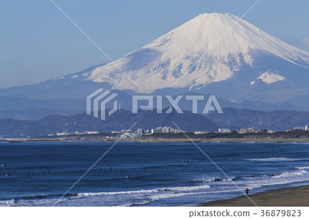 一個雄偉的富士山和來自菅沼海岸的衝浪者在藤澤市寒假 36879823