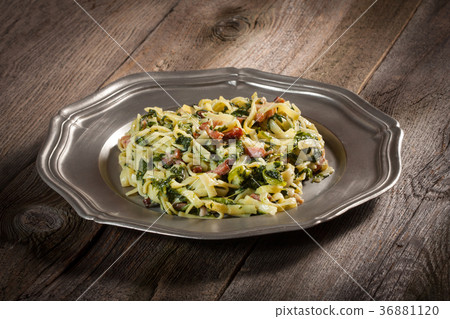 Spaghetti with spinach and bacon. 36881120