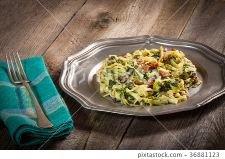 Spaghetti with spinach and bacon. Spaghetti with spinach and bacon. 36881123