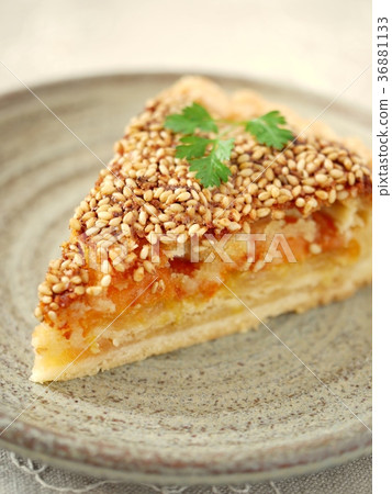 Golden Tart cut image (up) 36881133