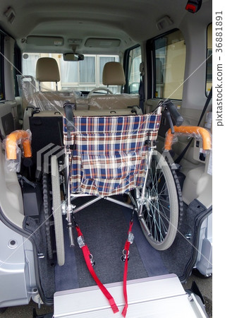 Fix the wheelchair in the car 36881891