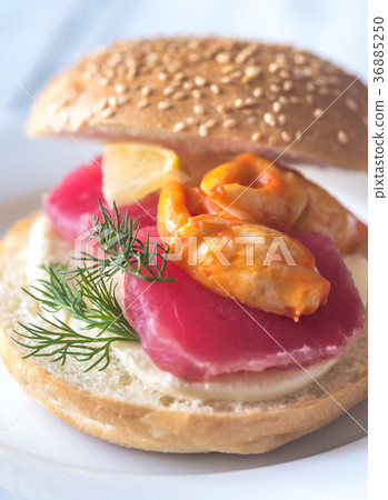 Sandwich with tuna, crab claw and mozzarella 36885250