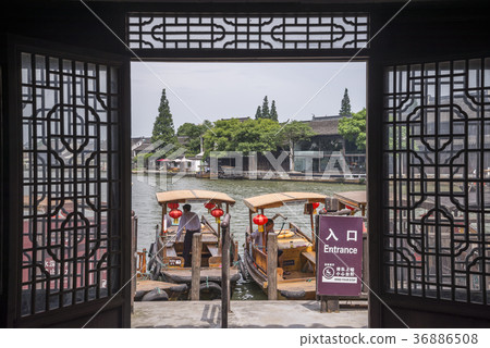 遊船的運河視圖停住在進口 36886508