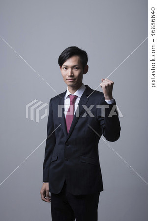 穿著衣服的一個年輕人做膽量姿勢 36886640