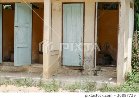 toilet old in public park 36887729