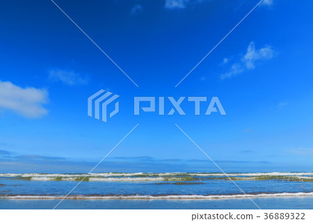 Scenery of the Highness Beach of Kujukurihama, Chiba Prefecture (blue sky, clouds, waves, sandy beach) Scenery of the Highness Beach of Kujukurihama, Chiba Prefecture (blue sky, clouds, waves, sandy beach) 36889322