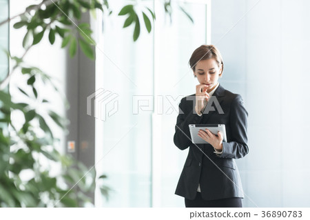 Tablet PC(企業形象)的女人 Tablet PC(企業形象)的女人 36890783