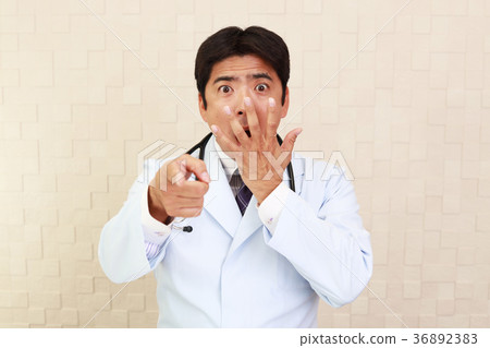 醫生用驚人的面部表情 36892383