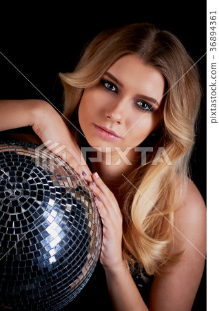 The blonde laying in the style of Abba holds a 36894361
