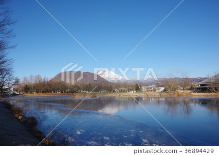 池塘和山脈 36894429