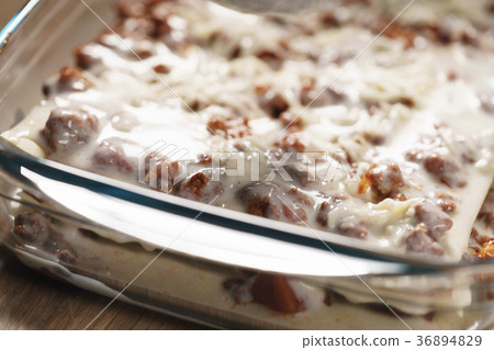 cooking homemade lasagna on kitchen closeup cooking homemade lasagna on kitchen closeup 36894829