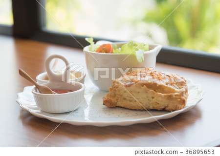 Scones with cheddar and bacon with Vegetable Salad Scones with cheddar and bacon with Vegetable Salad 36895653