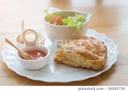 Scones with cheddar and bacon with Vegetable Salad 36895730