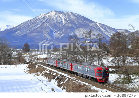Winter's North Shina Line and Kurohimeyama 36897279