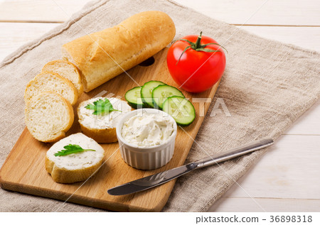 Crunchy baguette slices with cream cheese 36898318