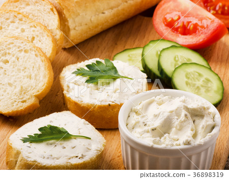 Sandwiches with curd cheese and vegetables 36898319
